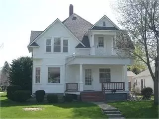 1014 E First St, Pella, IA 50219