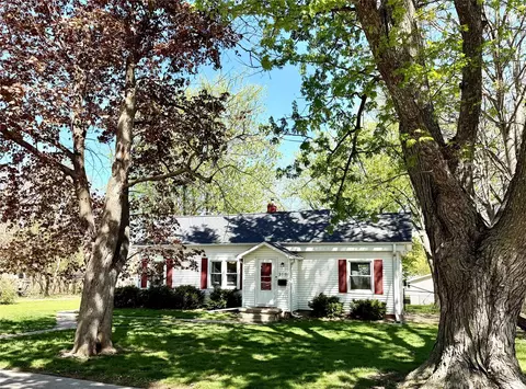 319 S 7th Ave, Winterset, IA 50273