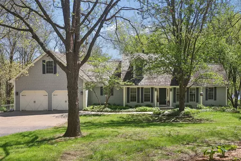 1570 S Lakeview Dr, West Des Moines, IA 50266