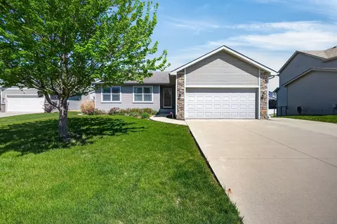 2411 Green Hills Dr, Norwalk, IA 50211