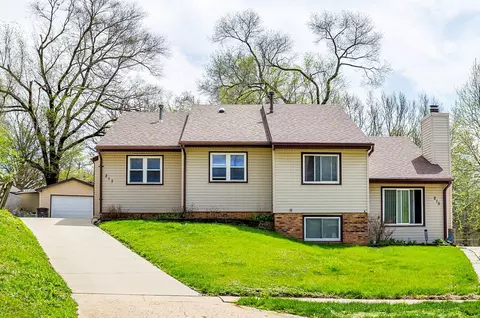 217 E Hughes Cir, Des Moines, IA 50315