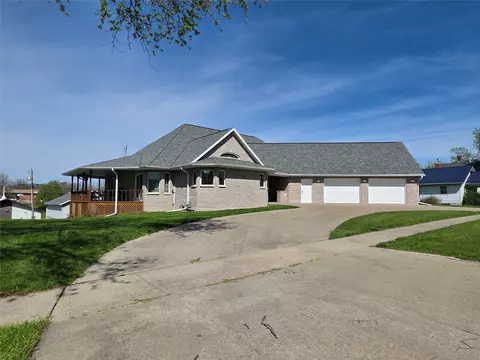 811 N Main St, Chariton, IA 50049