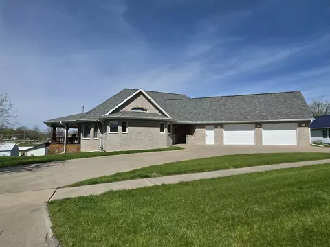 811 N Main St, Chariton, IA 50049