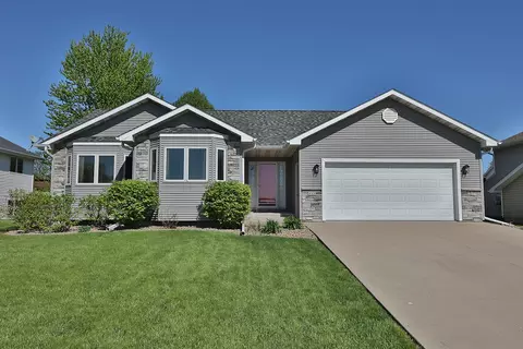 612 E 13th St, Pella, IA 50219