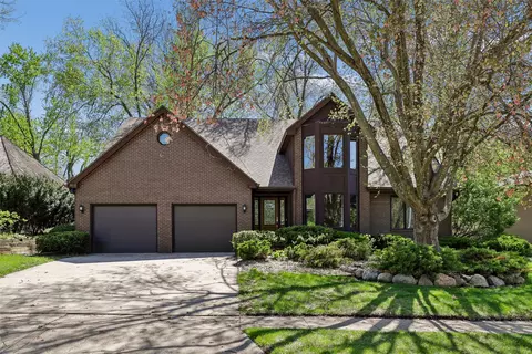 7016 Rocklyn Cir, Urbandale, IA 50322