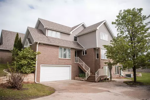 706 Bos Landen Weg #2, Pella, IA 50219