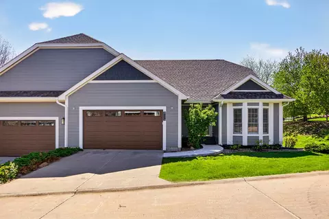 8114 Cobblestone Ct, Urbandale, IA 50322