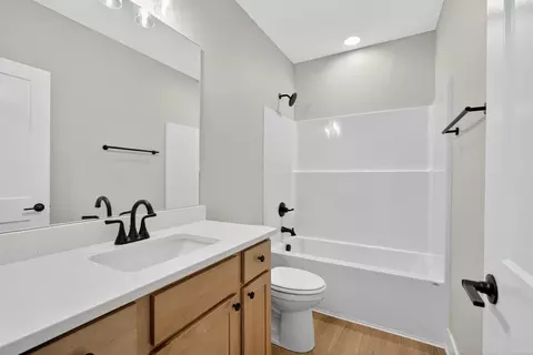 2950 Lake Hill Dr, Des Moines, IA 50320