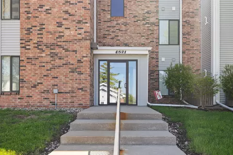 4821 86th St #21, Urbandale, IA 50322