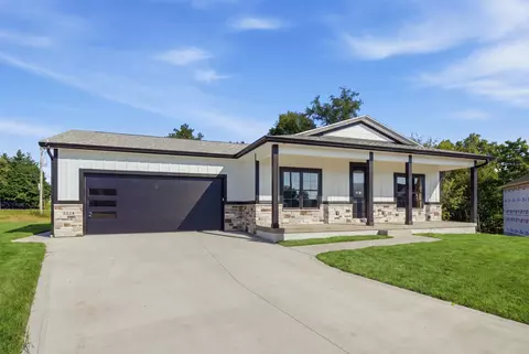 3124 Woodbury Cir, Des Moines, IA 50317