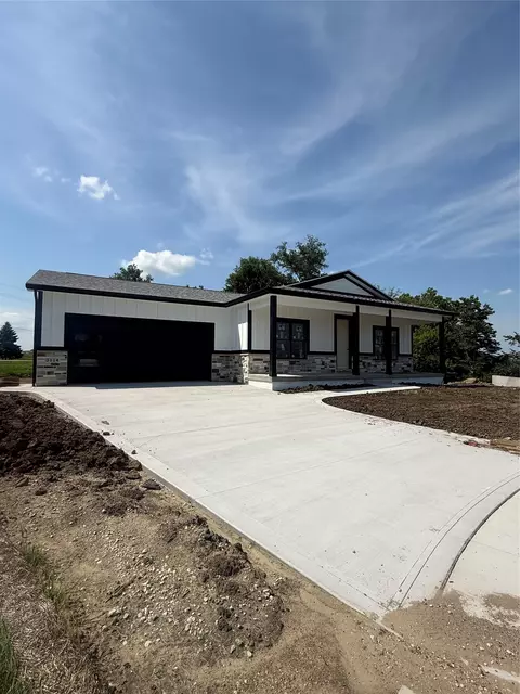 3124 Woodbury Cir, Des Moines, IA 50317