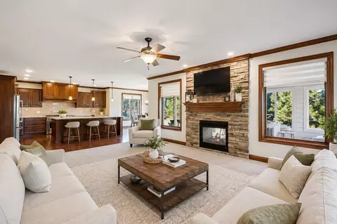 16103 Hickory Ln, Urbandale, IA 50323