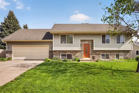 9505 Dennis Dr, Urbandale, IA 50322