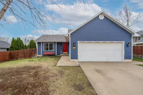 2520 Riverwoods Ave, Des Moines, IA 50320