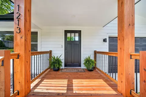 1213 W Clinton Ave, Indianola, IA 50125