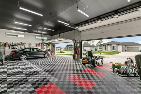 5035 150th St, Urbandale, IA 50323