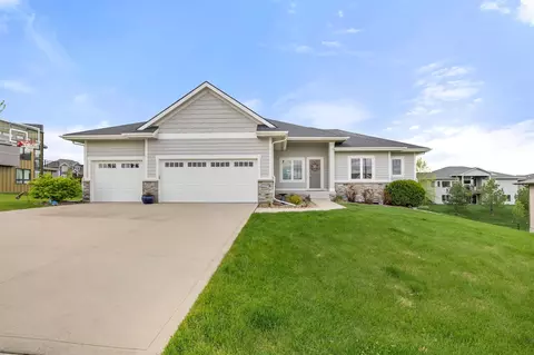 3910 Wildwood Ct, Waukee, IA 50263