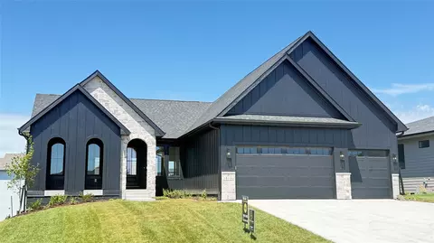 18109 Tanglewood Dr, Clive, IA 50325