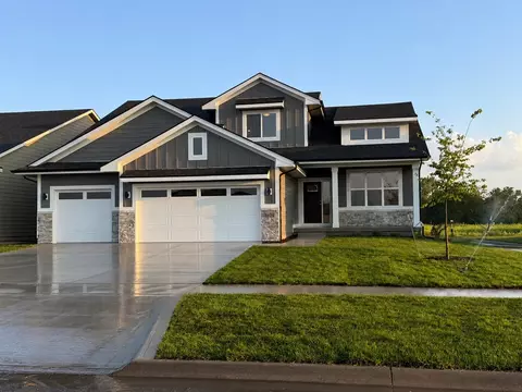 9428 NW 82nd Ave, Johnston, IA 50131
