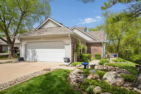 6809 Sharon Dr, Urbandale, IA 50322