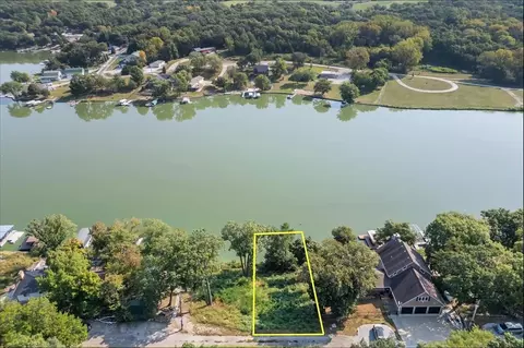 8364 Lakeshore Dr, Dexter, IA 50070