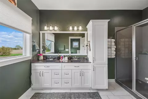 Bath - 3002 Kernel Ln, Adel, IA 50003 photo 2 of 3