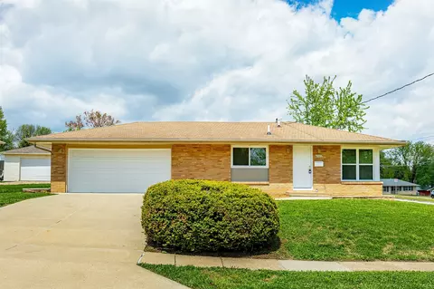 7201 Oak Brook Dr, Urbandale, IA 50322