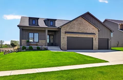 11128 Westport Dr, West Des Moines, IA 50266