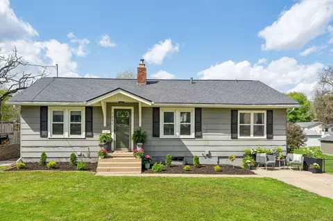 1251 Pleasant View Dr, Des Moines, IA 50315