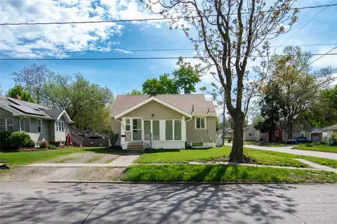 3203 Cambridge St, Des Moines, IA 50313