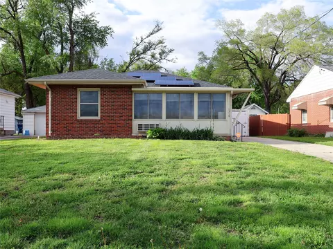 1318 E Douglas Ave, Des Moines, IA 50316