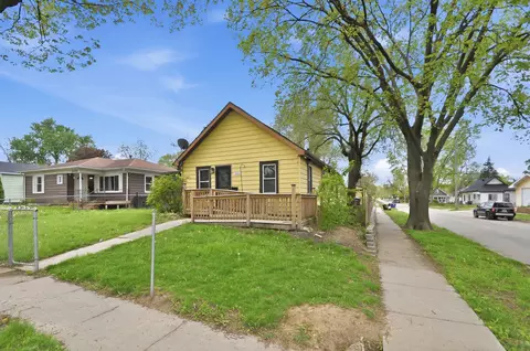 2401 Maple St, Des Moines, IA 50317