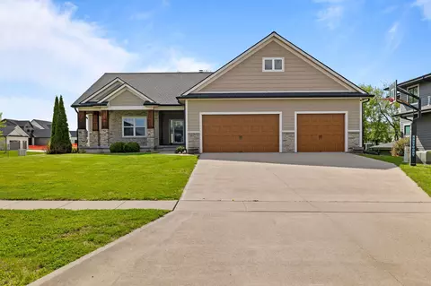 8002 NW 104th Ct, Johnston, IA 50131