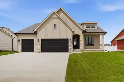418 Westwood Dr, Huxley, IA 50124