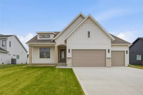 427 Walnut Dr, Huxley, IA 50124