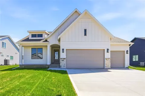 427 Walnut Dr, Huxley, IA 50124