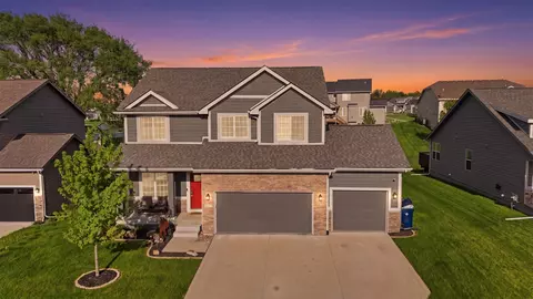 5421 150th St, Urbandale, IA 50323