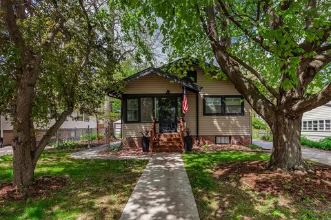 1006 44th Pl, Des Moines, IA 50311