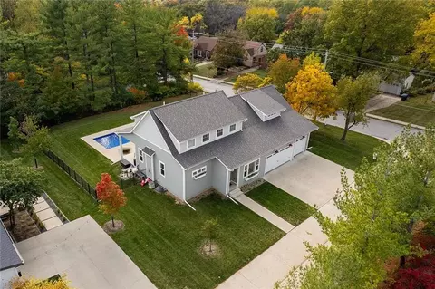 335 31st St, Des Moines, IA 50312