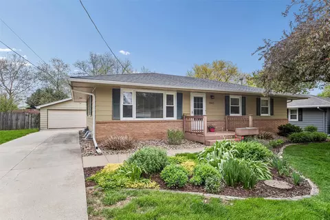 3905 83rd St, Urbandale, IA 50322