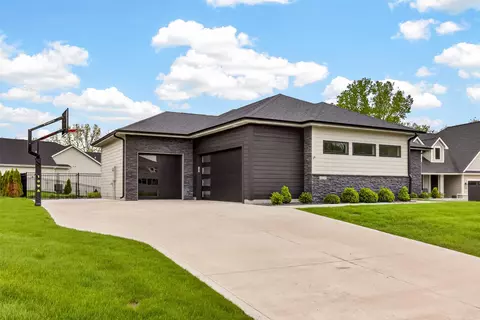 1031 Timber Valley Cir, Polk City, IA 50226