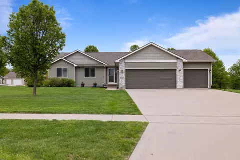 7408 Longboat Dr, Johnston, IA 50131