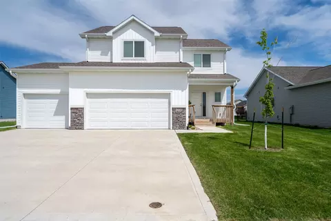 1025 Gray Ave, Waukee, IA 50263