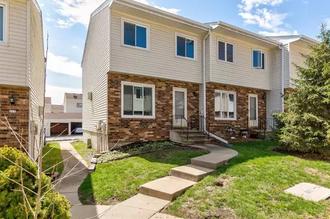 226 Holiday Cir #43, West Des Moines, IA 50265