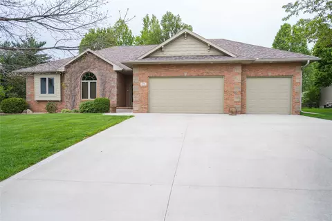 7488 Ashley Dr, Johnston, IA 50131