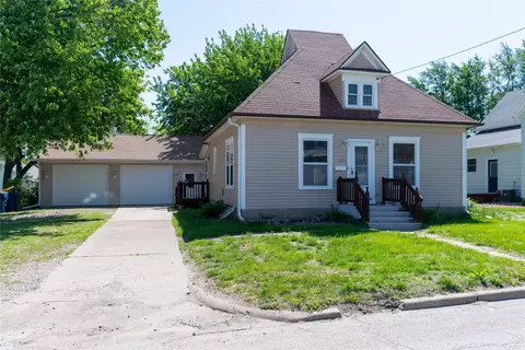 218 E 1st St, Pella, IA 50219