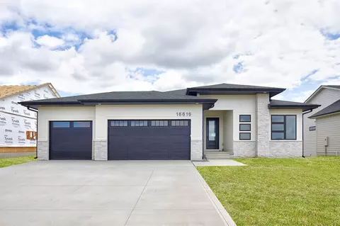 16616 Deerview Dr, Urbandale, IA 50323
