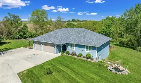 9612 Fairfax Trl, Indianola, IA 50125