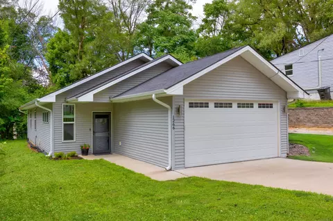 1266 E 36th Ct, Des Moines, IA 50317