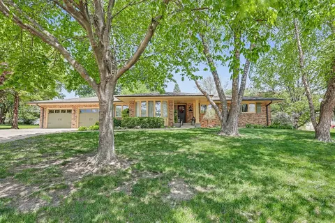 1338 E 3rd St, Pella, IA 50219